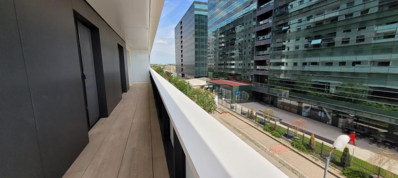 Inchiriere 3 camere Cortina North cu terasa de 27 mp si parcare
